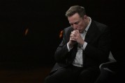梦见切菜特斯拉股价收涨超3%：特朗普无意沟通，马斯克父亲劝儿子低头